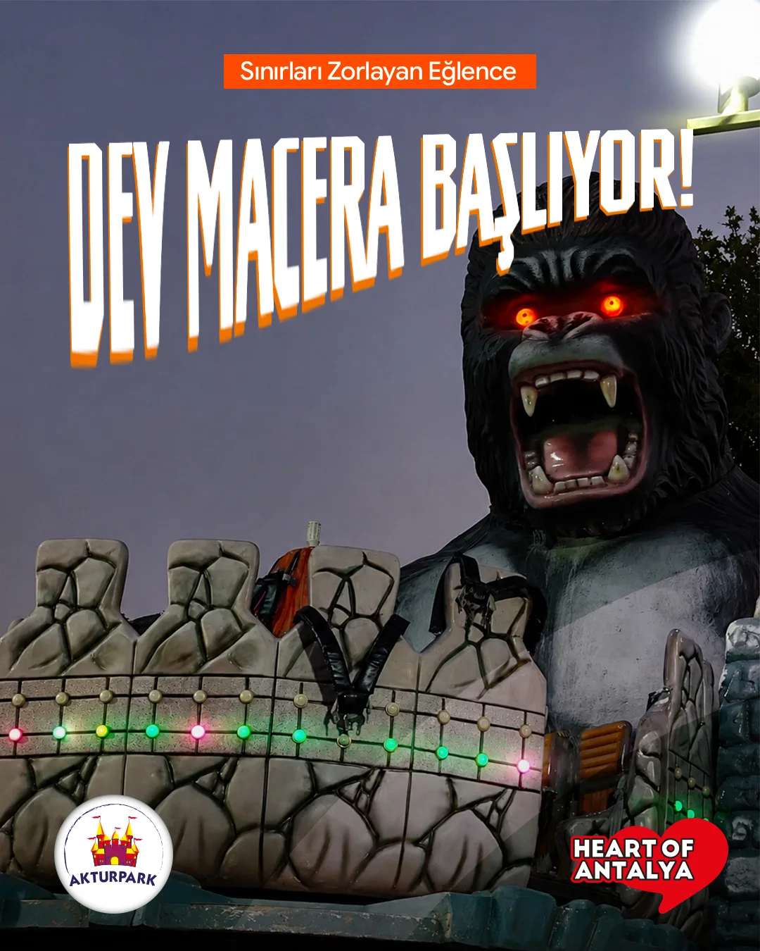 Gece ışıklarıyla aydınlanan, kırmızı gözlü dev goril heykeli; "DEV MACERA BAŞLIYOR!" başlığı.