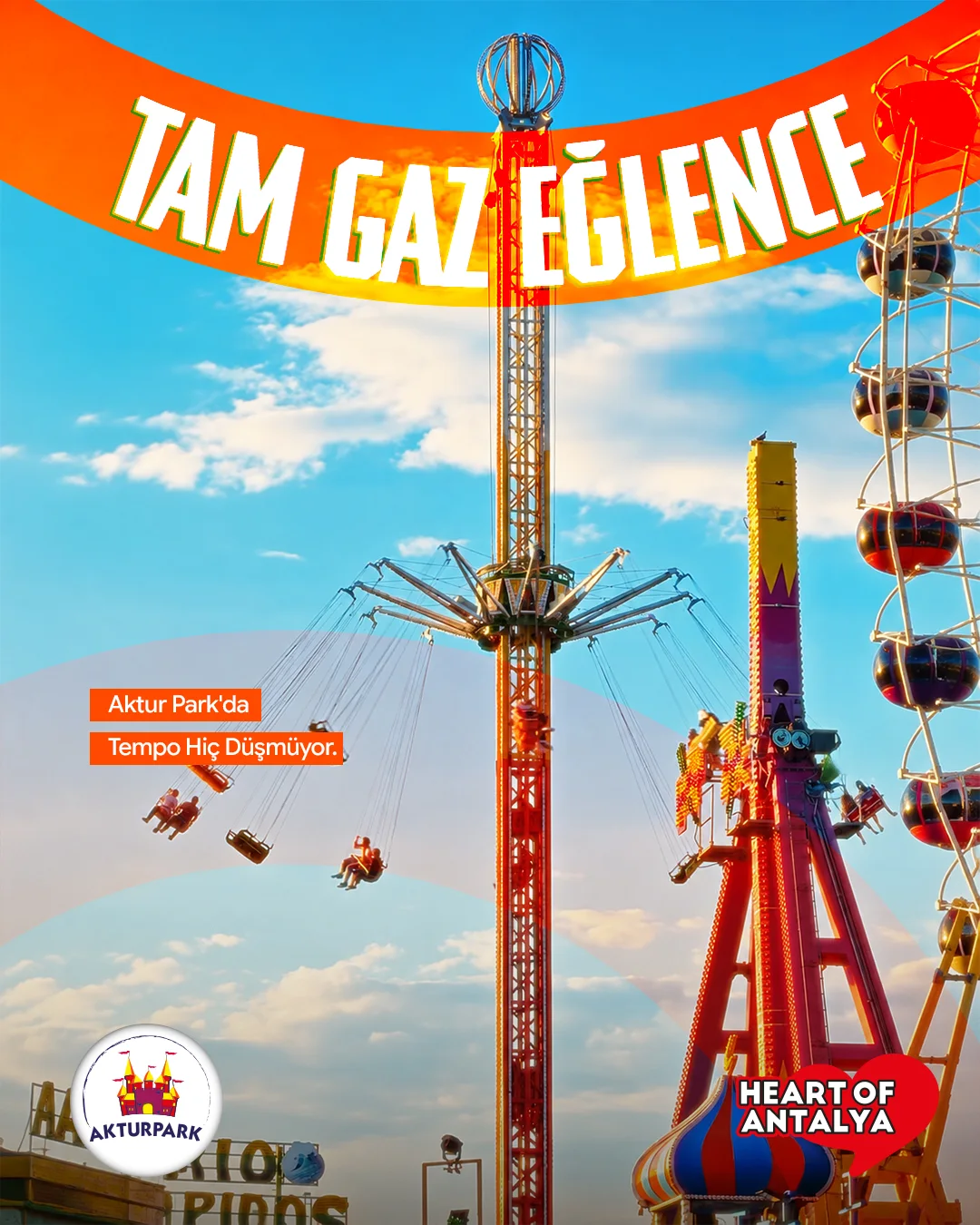 Mavi gökyüzünde yükselen zincirli salıncak kulesi; turuncu kavisli bantta "TAM GAZ EĞLENCE".