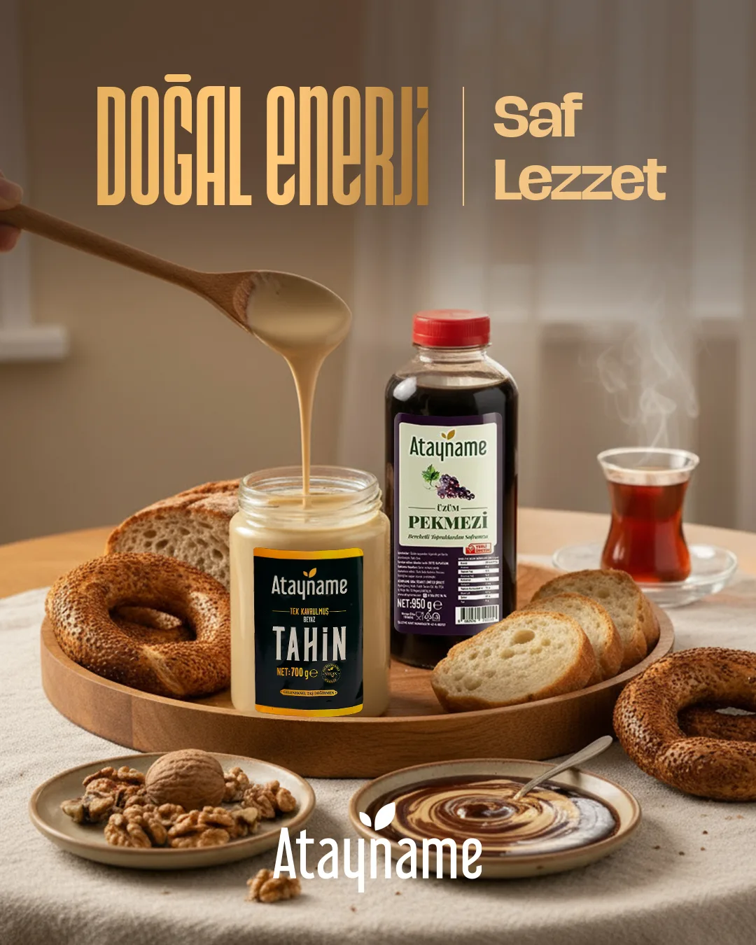 Kahvaltı masasında simit, ekmek ve cevizin arasında Atayname tahin kavanozu ve üzüm pekmezi şişesi; kaşıktan süzülen tahin ve altın renkli "DOĞAL ENERJİ | Saf Lezzet" başlığı.
