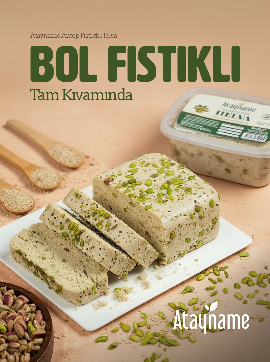 Şeftali rengi zeminde dilimlenmiş Antep fıstıklı helva, tahta kaşıklarda susam ve arkada Atayname helva kutusu; koyu yeşil "BOL FISTIKLI" başlığı.