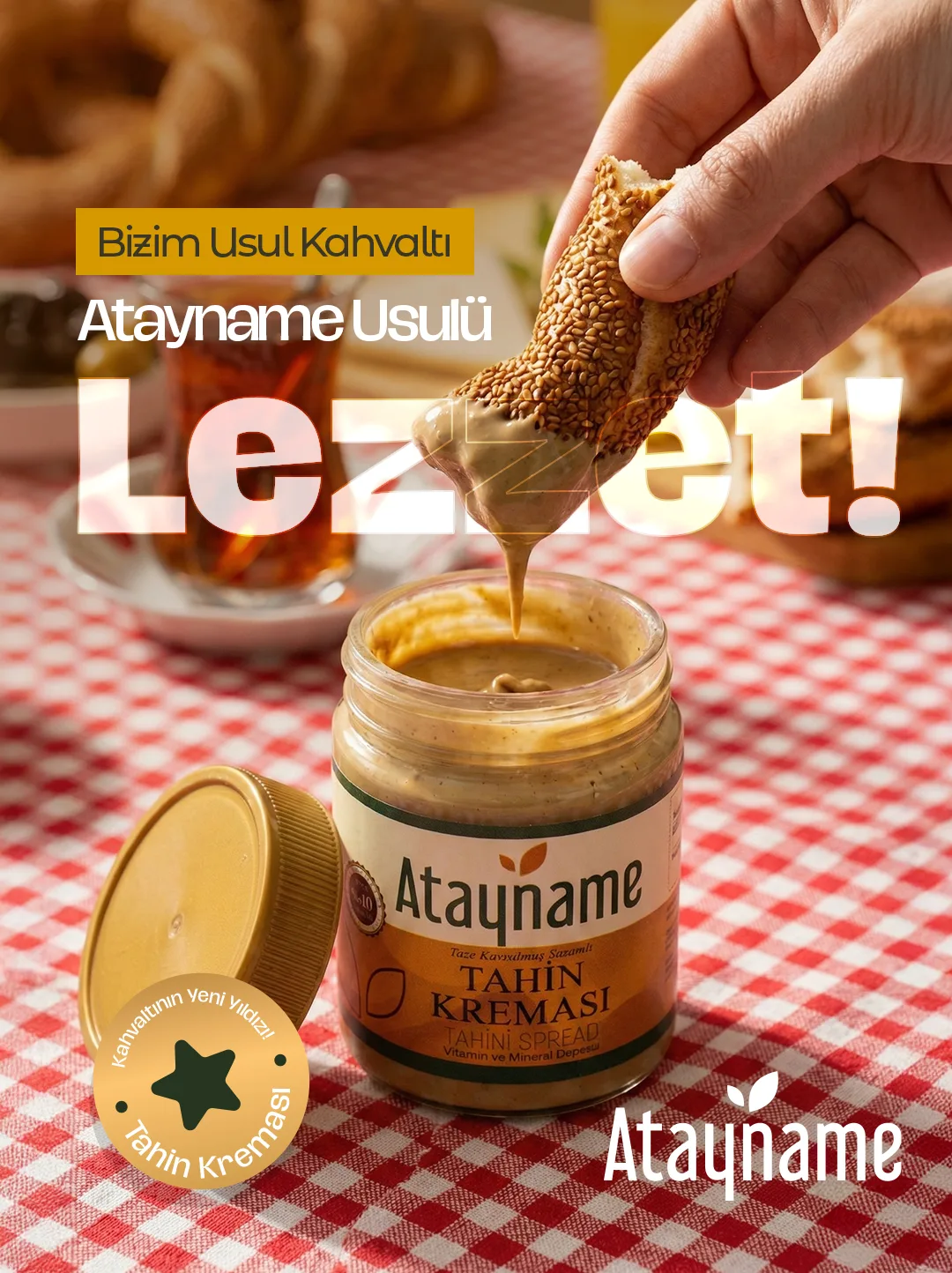 Kırmızı kareli örtü üzerinde açık tahin kreması kavanozuna batırılan simit; dev beyaz "Lezzet!" başlığı ve "Kahvaltının Yeni Yıldızı" rozeti.
