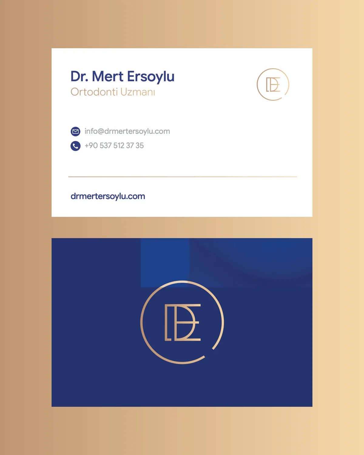 Dr. Mert Ersoylu kartvizitinin beyaz ön yüzü ve gold monogramlı lacivert arka yüzü, gold gradyan zeminde.