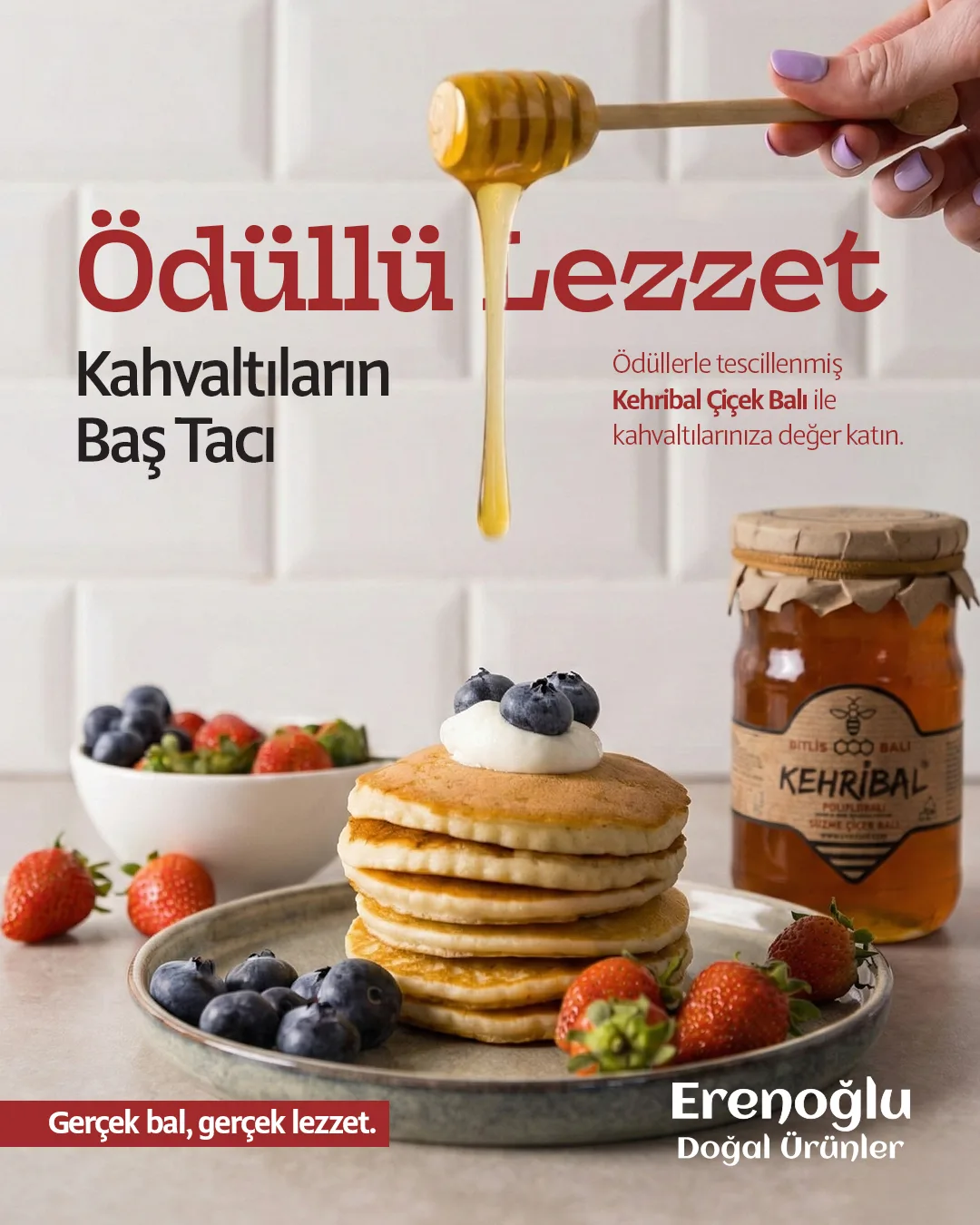 Pancakes with strawberries on a white plate, honey dripping from a dipper and a jar of amber honey; red "Ödüllü Lezzet" headline.