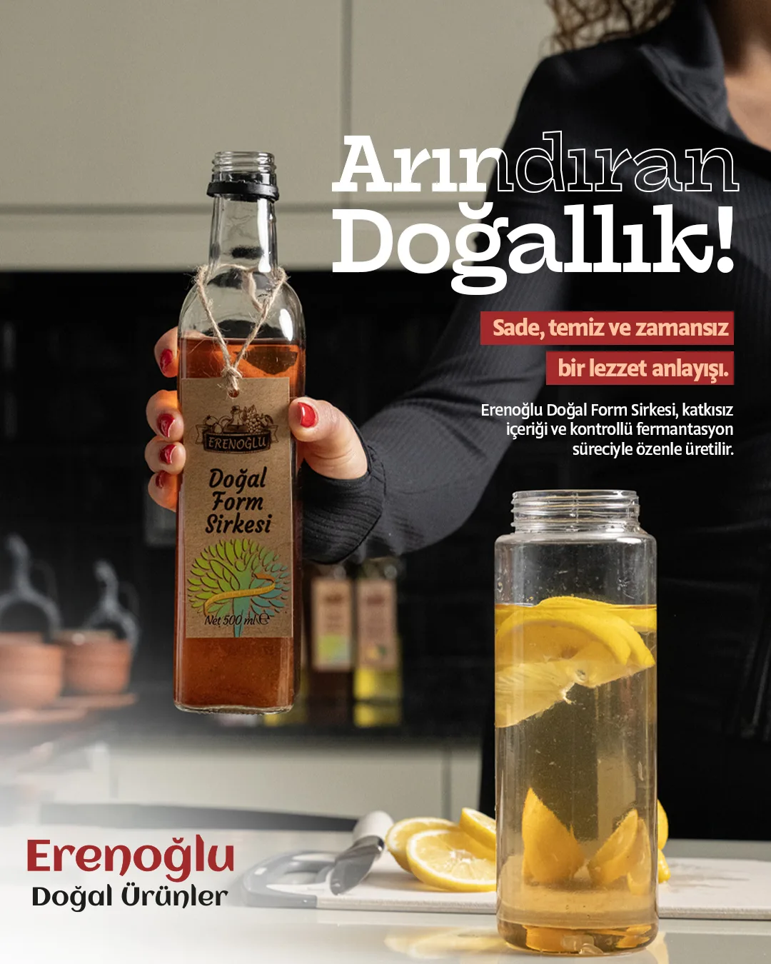 A person in a kitchen holding a bottle of Natural Form Vinegar beside a jug of lemon water; "Arındıran Doğallık!".