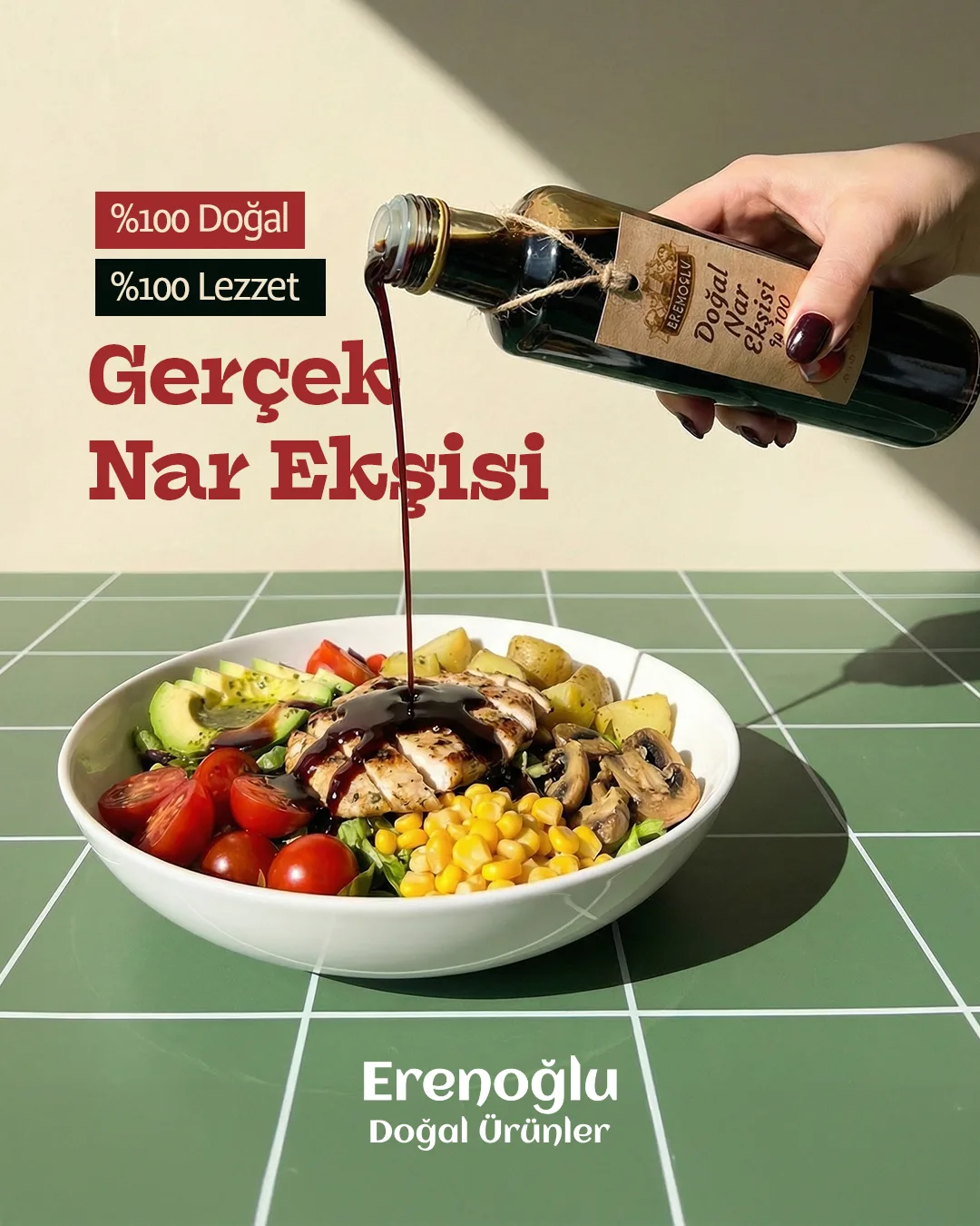 Pomegranate molasses poured over a salad bowl on green tiles; "%100 Doğal, %100 Lezzet — Gerçek Nar Ekşisi".
