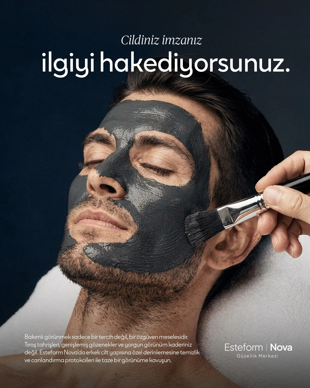 Koyu zeminde yüzüne kil maskesi sürülen adam; "Cildiniz ilgiyi hakediyorsunuz." başlığı.
