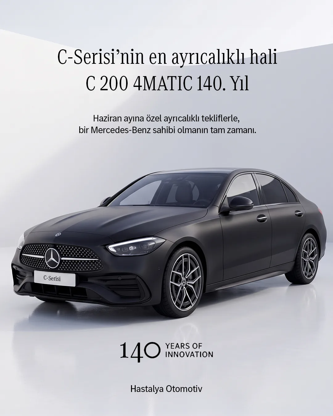 Açık gri stüdyo zemininde mat koyu gri C 200 4MATIC; üstte serif "C-Serisi’nin en ayrıcalıklı hali" başlığı, altta 140 Years of Innovation logosu.