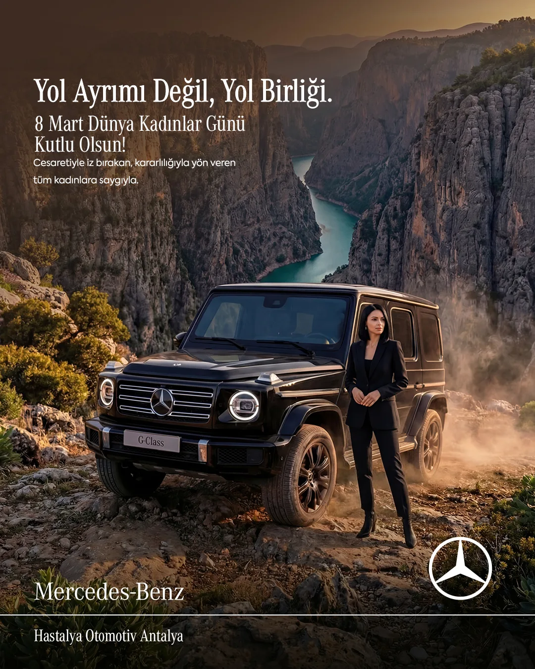 Kanyon kenarında siyah G-Serisi ve yanında duran kadın; "Yol Ayrımı Değil, Yol Birliği." başlığı ve Dünya Kadınlar Günü kutlaması.