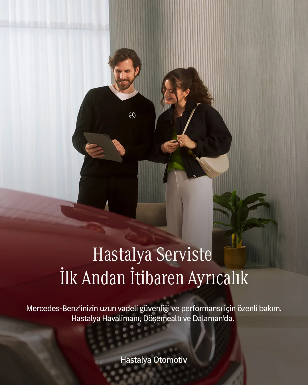 Kırmızı Mercedes’in yanında tablet üzerinden konuşan servis danışmanı ve müşteri; "Hastalya Serviste İlk Andan İtibaren Ayrıcalık" başlığı.