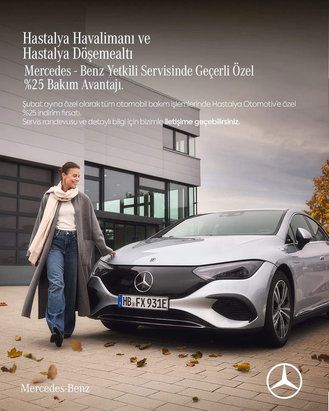 Sonbahar yapraklı showroom önünde gümüş elektrikli Mercedes’e yürüyen kadın; bakım kampanyası metni.