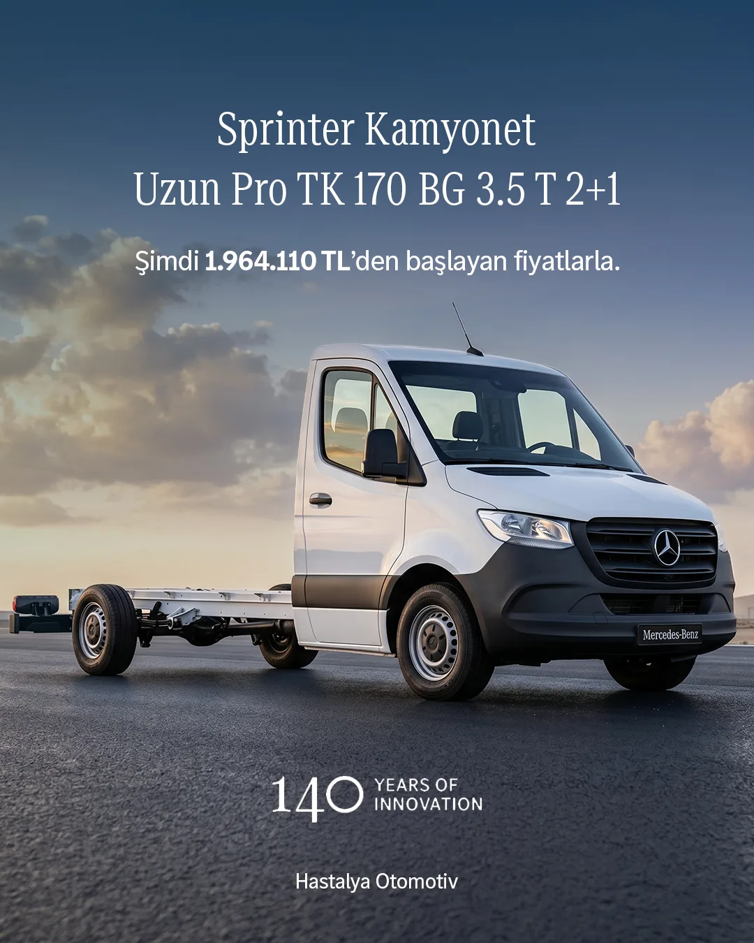 Açık stüdyo zemininde beyaz Sprinter kamyonet; model adı ve başlangıç fiyatı.