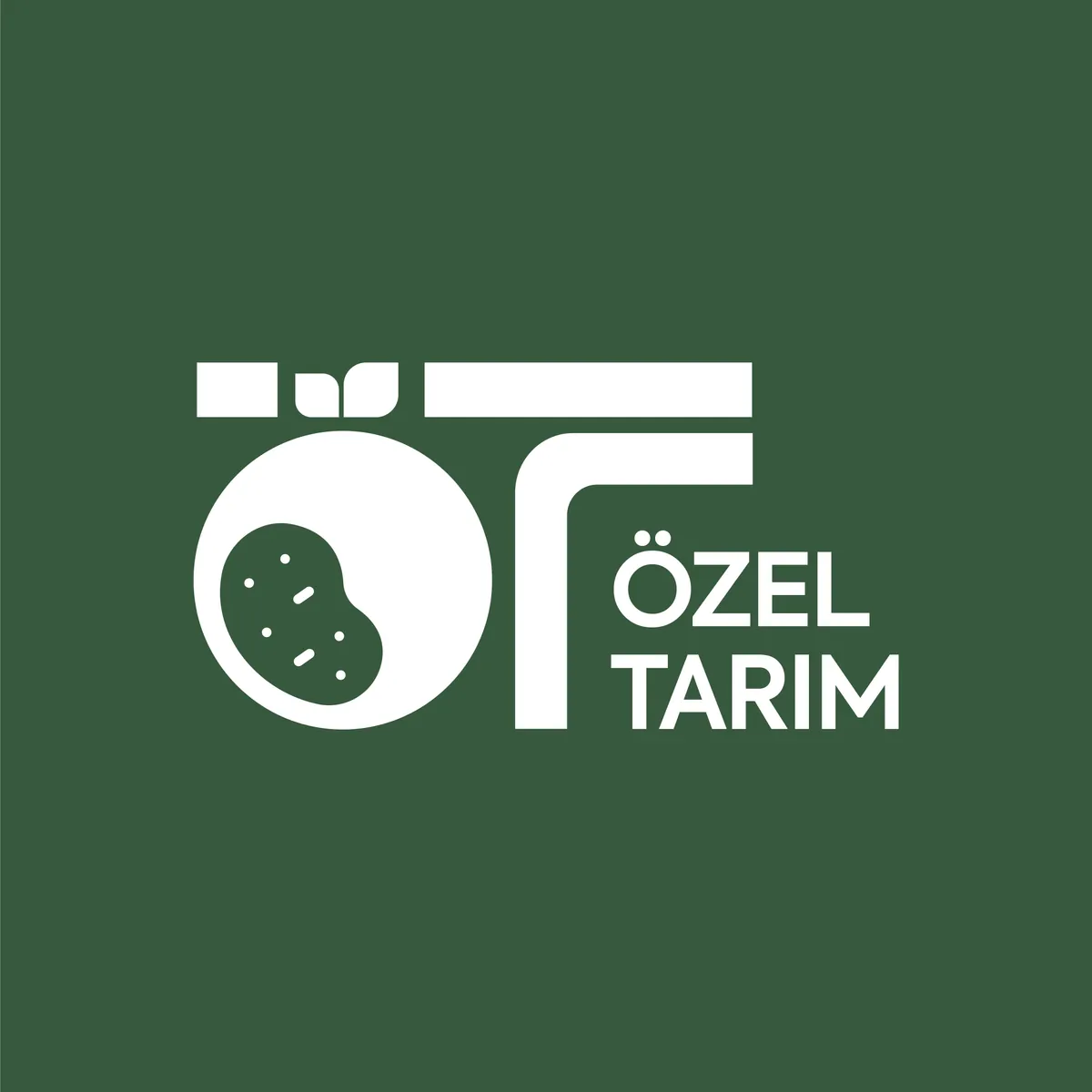 Özel Tarım logosunun beyaz tek renk versiyonu, Green Soil koyu yeşil zeminde.