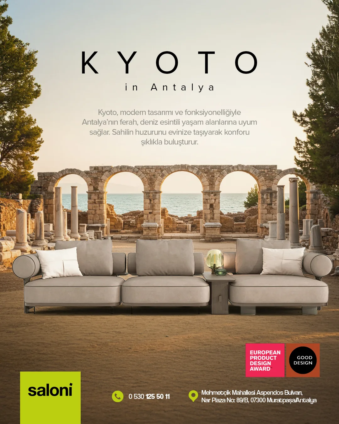 Antik taş kemerlerin önünde, deniz kıyısındaki toprak zeminde açık gri Kyoto modüler koltuk; geniş harf aralıklı "KYOTO in Antalya" başlığı ve European Product Design Award rozeti.
