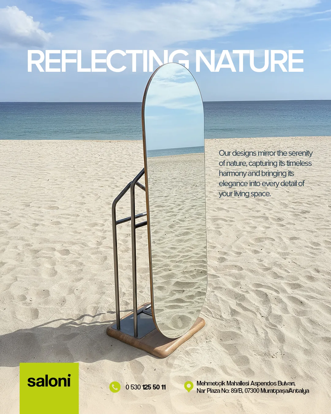 Boş kumsalda duran, gökyüzünü yansıtan ahşap ayaklı boy aynası; "REFLECTING NATURE" başlığı aynanın arkasından geçiyor.