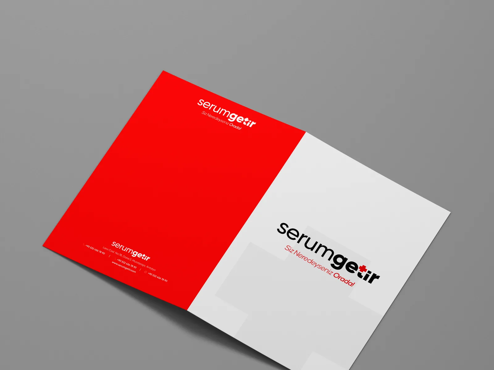 An open presentation folder on grey, red on the left and white on the right, with the logo.