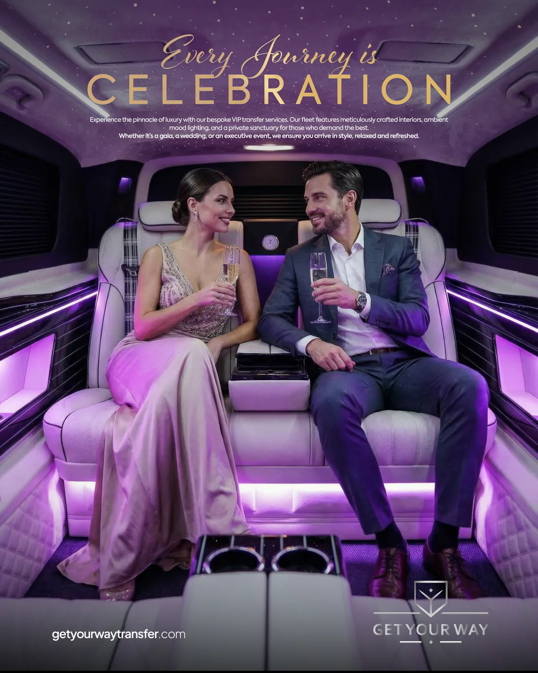 Mor ambiyans ışıklı kabinde kadeh tokuşturan şık çift; el yazısı ve altın serif karışımı "Every Journey is a Celebration" başlığı.