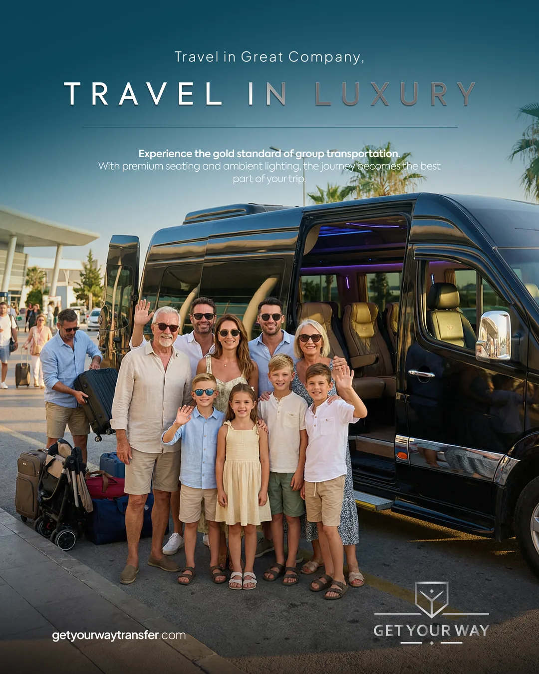 Havalimanı önünde siyah VIP minibüsün yanında el sallayan kalabalık aile; "TRAVEL IN LUXURY" başlığı.