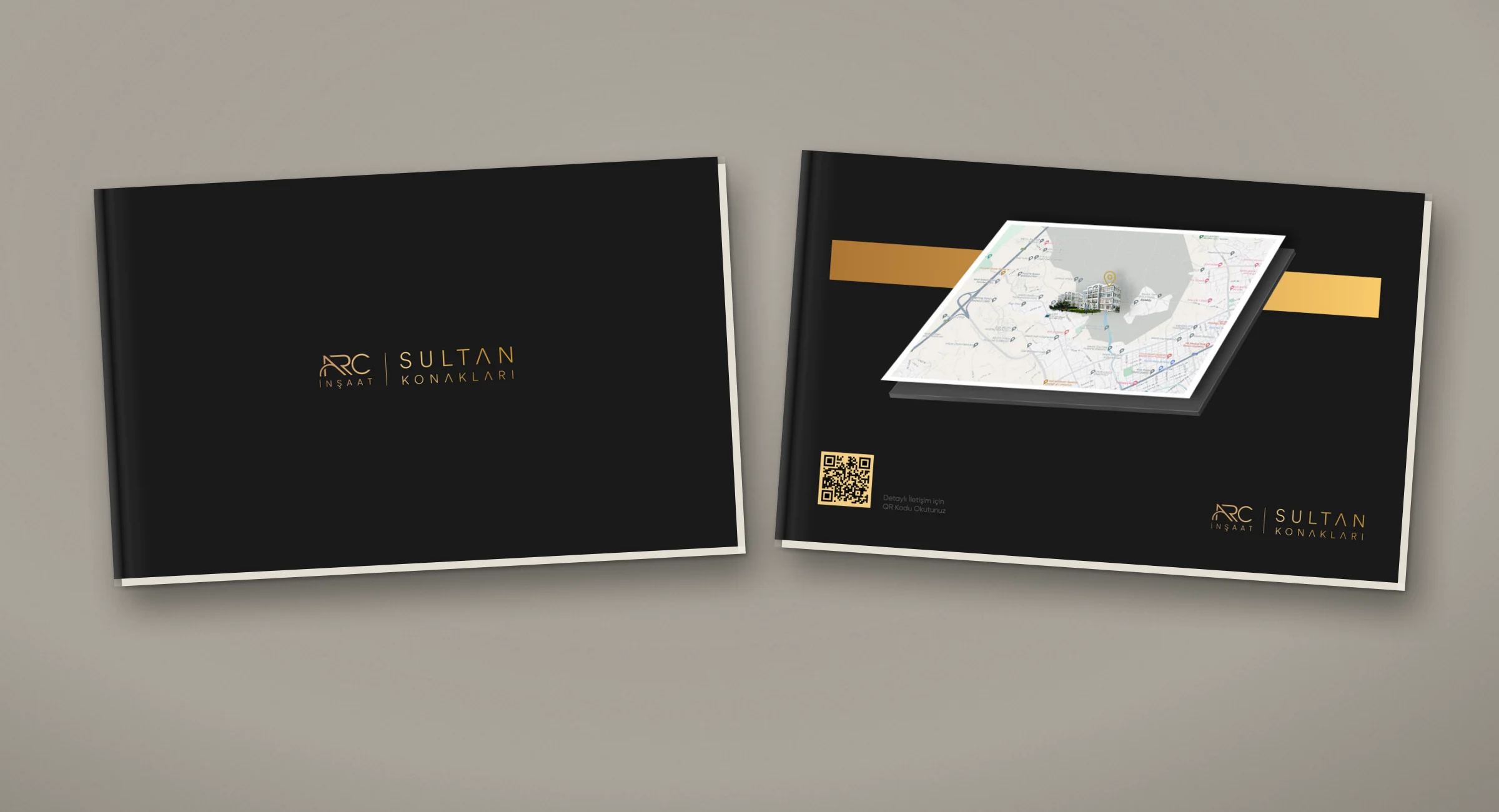 Beton gri zeminde yan yana iki kapalı katalog: kömür siyahı ön kapakta altın ARC İnşaat ve Sultan Konakları logoları; arka kapakta altın bant üzerinde konum haritası, QR kod ve logolar.